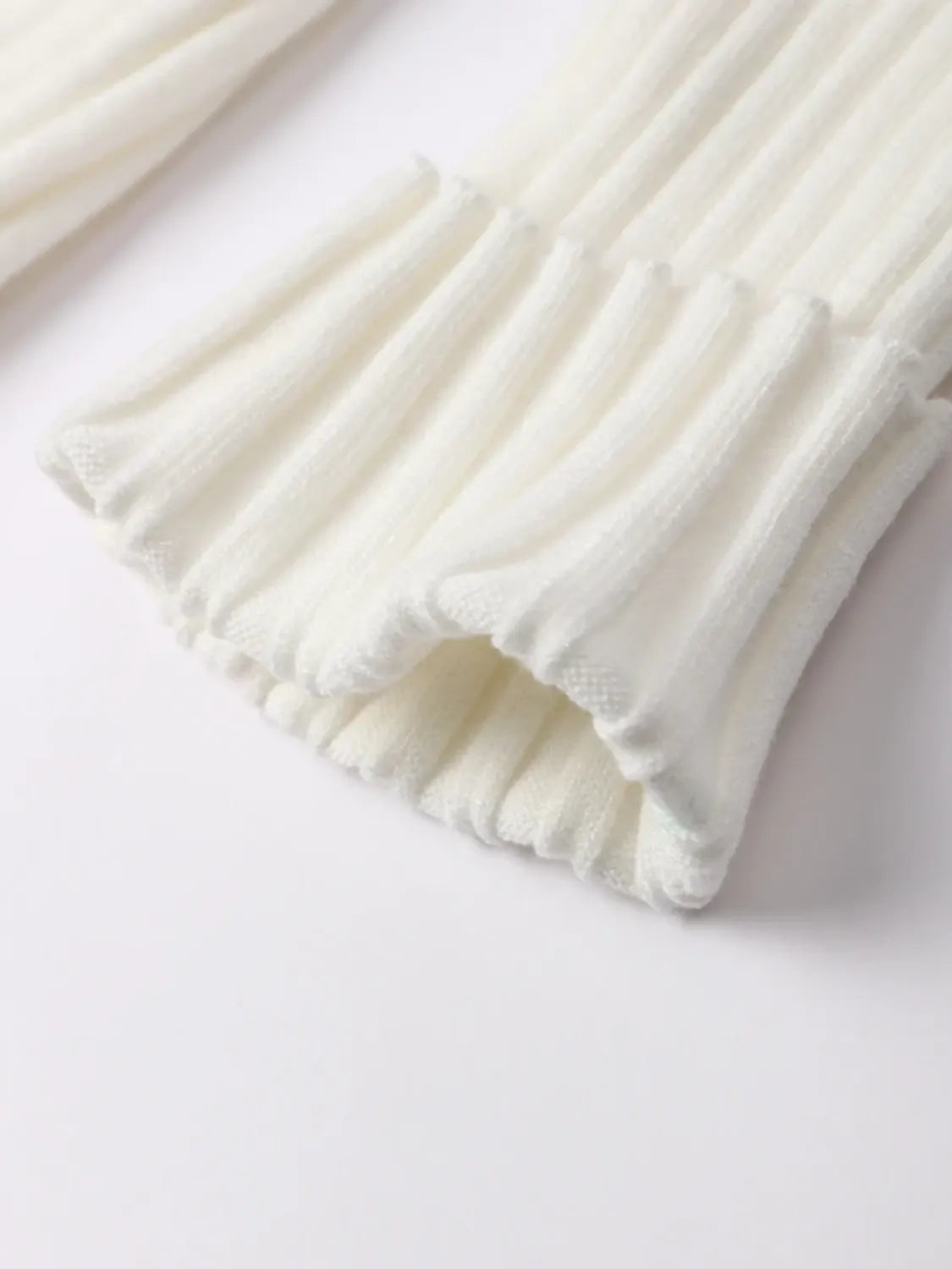 Conjunto Feminino de Tricô Canelado com Suéter de Gola Alta e Calça Flare de Cintura Alta - Luna