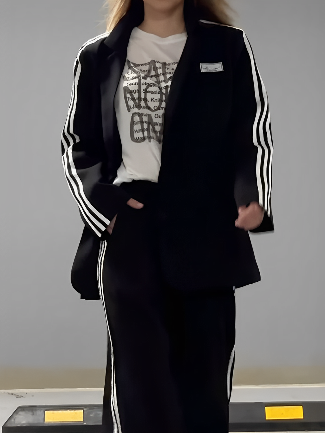 Conjunto Feminino de Alfaiataria Esportiva com Blazer Oversized e Calça com Listras Laterais - Regina