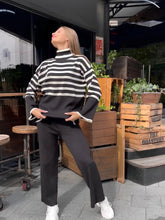 Conjunto Feminino de Tricô com Suéter de Gola Alta Listrado e Calça Confortável - Tarcila