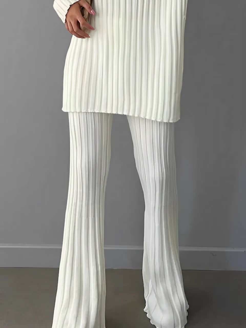 Conjunto Feminino de Tricô Canelado com Suéter de Gola Alta e Calça Flare de Cintura Alta - Luna