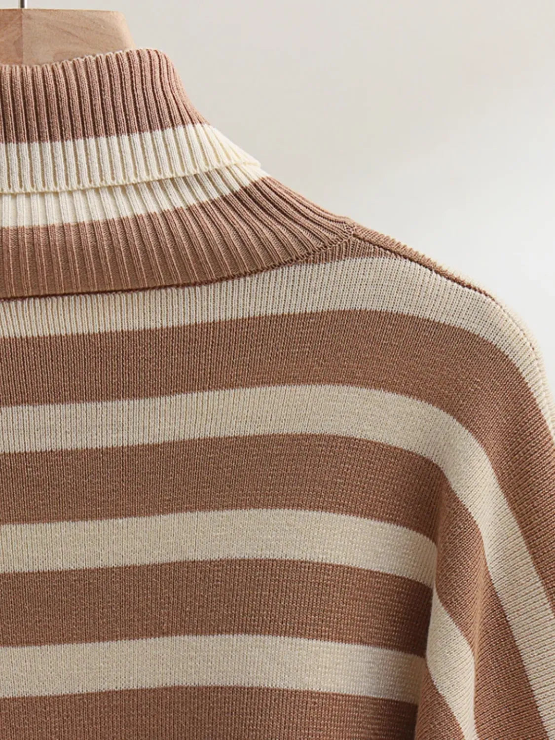 Conjunto Feminino de Tricô com Suéter de Gola Alta Listrado e Calça Confortável - Tarcila