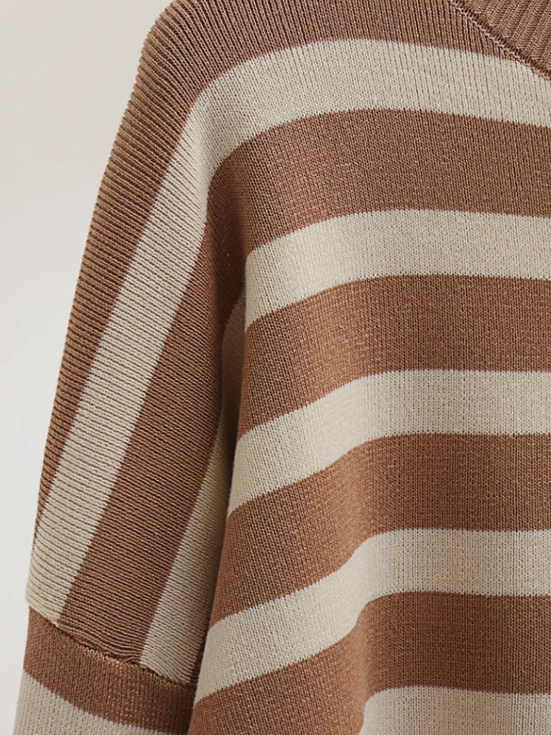 Conjunto Feminino de Tricô com Suéter de Gola Alta Listrado e Calça Confortável - Tarcila