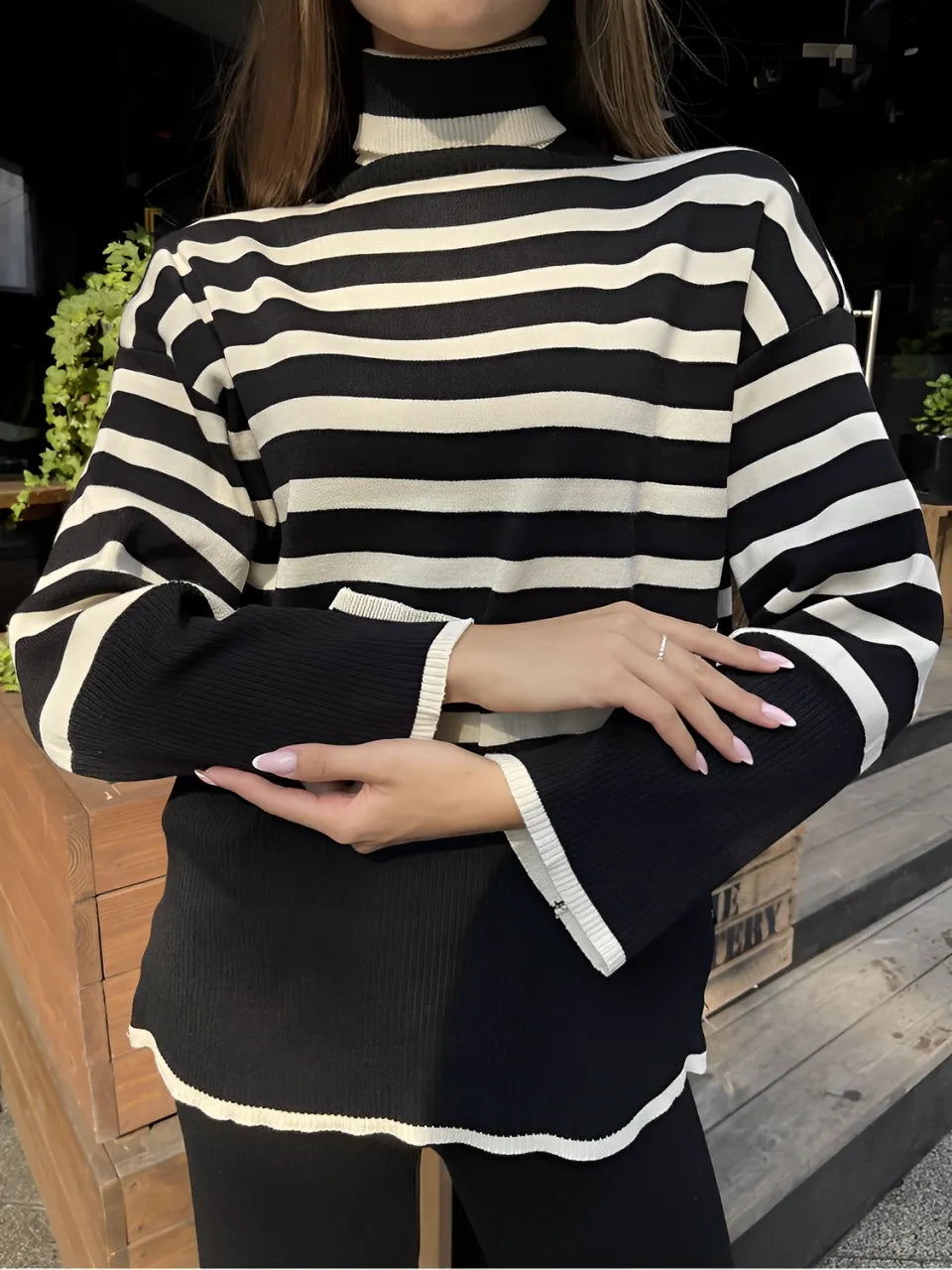 Conjunto Feminino de Tricô com Suéter de Gola Alta Listrado e Calça Confortável - Tarcila