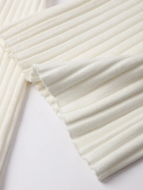 Conjunto Feminino de Tricô Canelado com Suéter de Gola Alta e Calça Flare de Cintura Alta - Luna