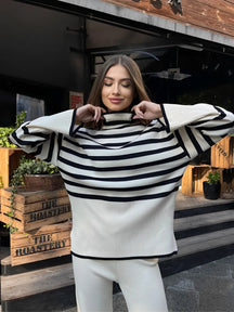 Conjunto Feminino de Tricô com Suéter de Gola Alta Listrado e Calça Confortável - Tarcila