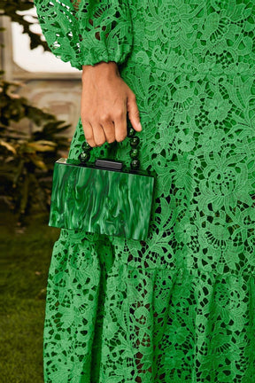 Bolsa Marmorizada com Alça de Corrente com Miçangas