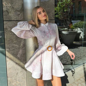 Vestido Curto com Cinto e Gola Turn-Down – Margarida