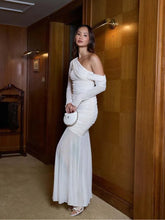 Vestido Longo Ombro Único com Transparência e Fenda