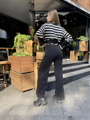 Conjunto Feminino de Tricô com Suéter de Gola Alta Listrado e Calça Confortável - Tarcila