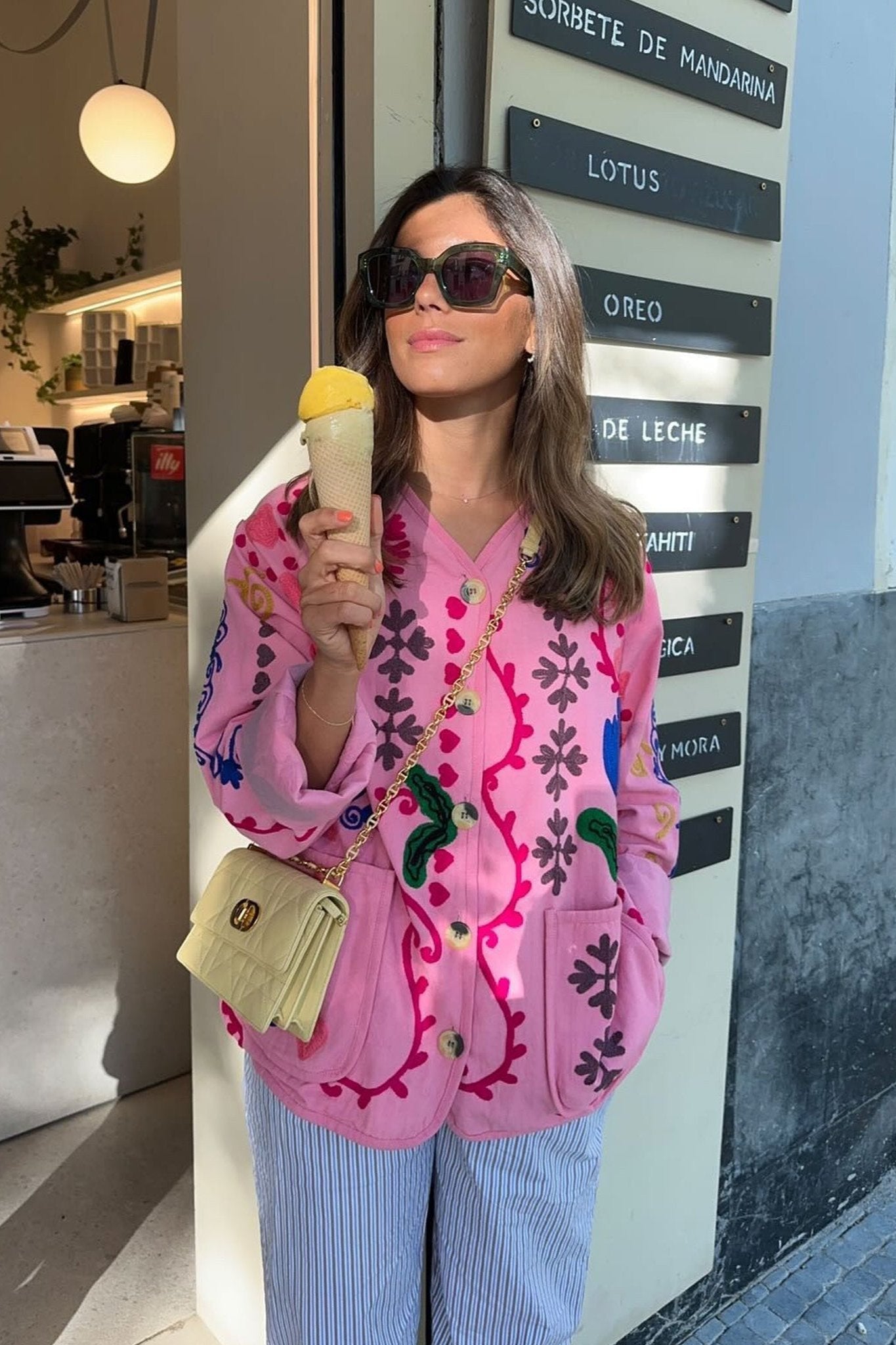 Jaqueta Belessia com Botões Ocultos e Cinto na Cintura