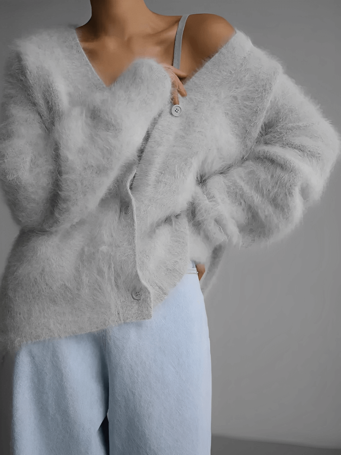 Cardigan Feminino em Tricô Peluciado com Decote V e Fechamento em Botões - Isabel