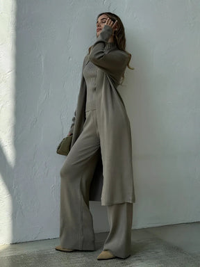 Conjunto Feminino de 3 Peças com Blusa Canelada Gola Alta Calça Pantalona de Cintura Elástica e Cardigan Alongado - Lolla