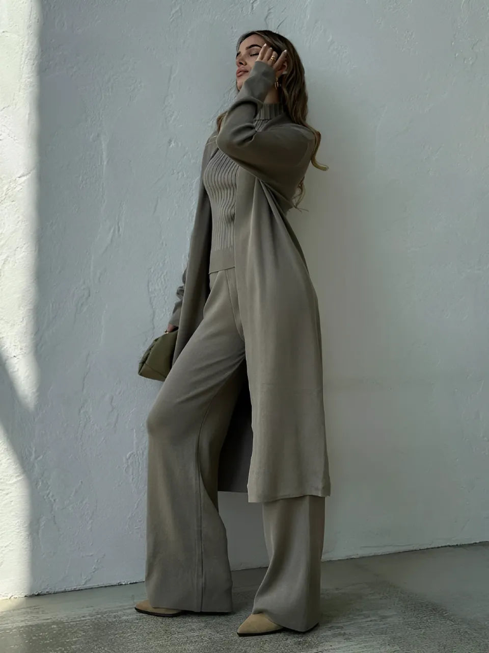 Conjunto Feminino de 3 Peças com Blusa Canelada Gola Alta Calça Pantalona de Cintura Elástica e Cardigan Alongado - Lolla