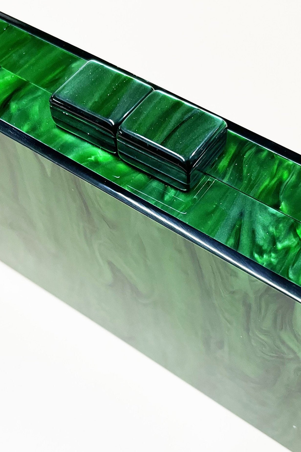 Bolsa Marmorizada com Alça de Corrente com Miçangas