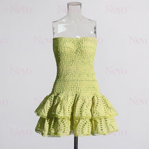 Vestido Mini Tomara que Caia com Babados e Bordado de Margaridas